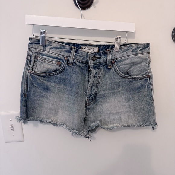 Free people cut off Jean shorts - Picture 1 of 3